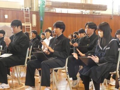決議賛成の様子
