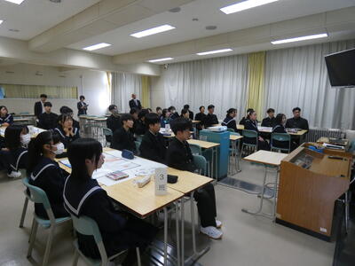 真剣なまなざしで講話を受ける生徒達